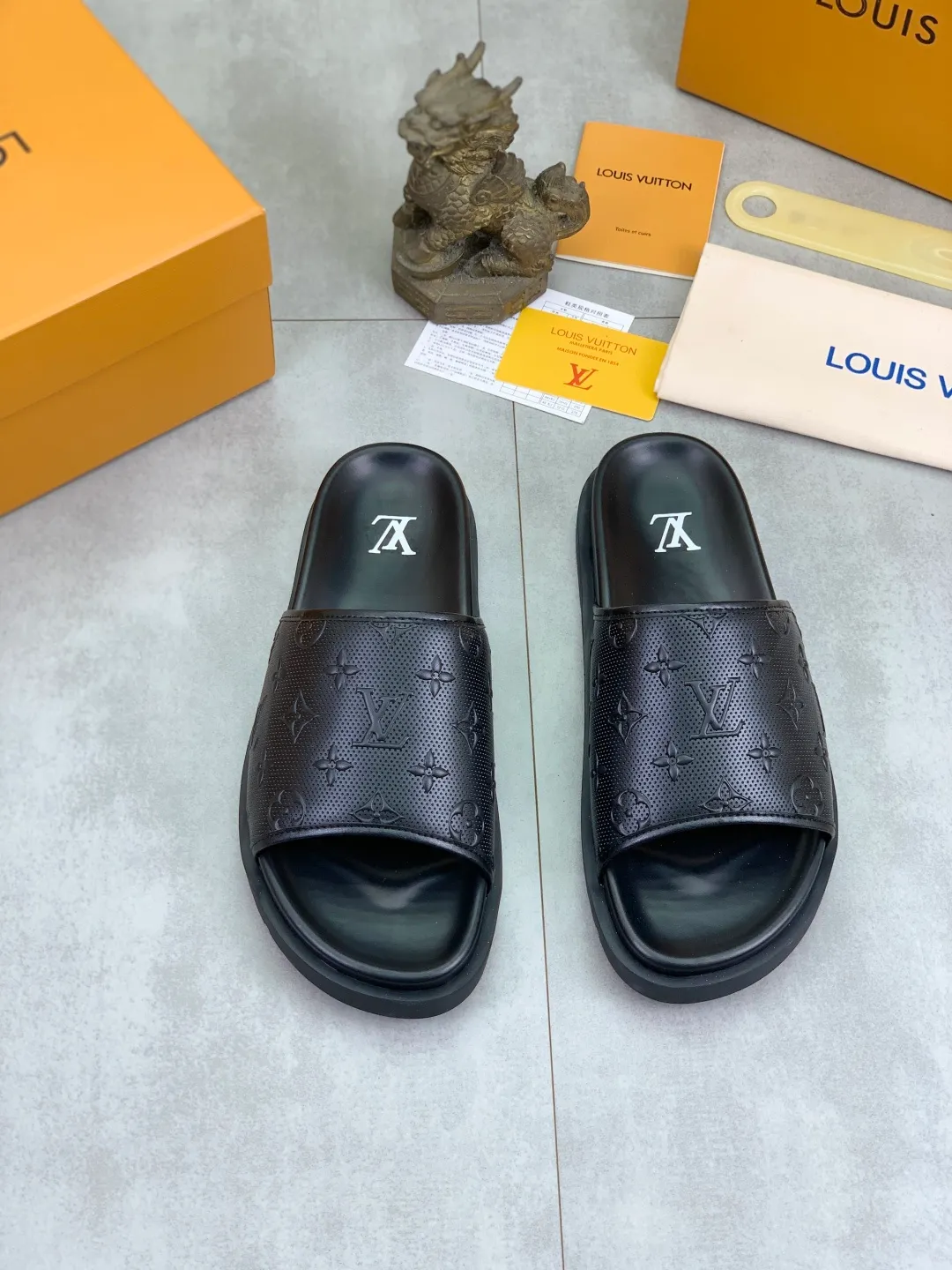 Men's shoes 💰P300💰【New style】🆘 Original quality 【LOUIS VUITTON】The popular Louis Vuitton LV men's slippers on the official website are on sale simultaneously! Original fabric imported from Italy, original factory special supply, code number: 38-44 (45 customized), many colors available